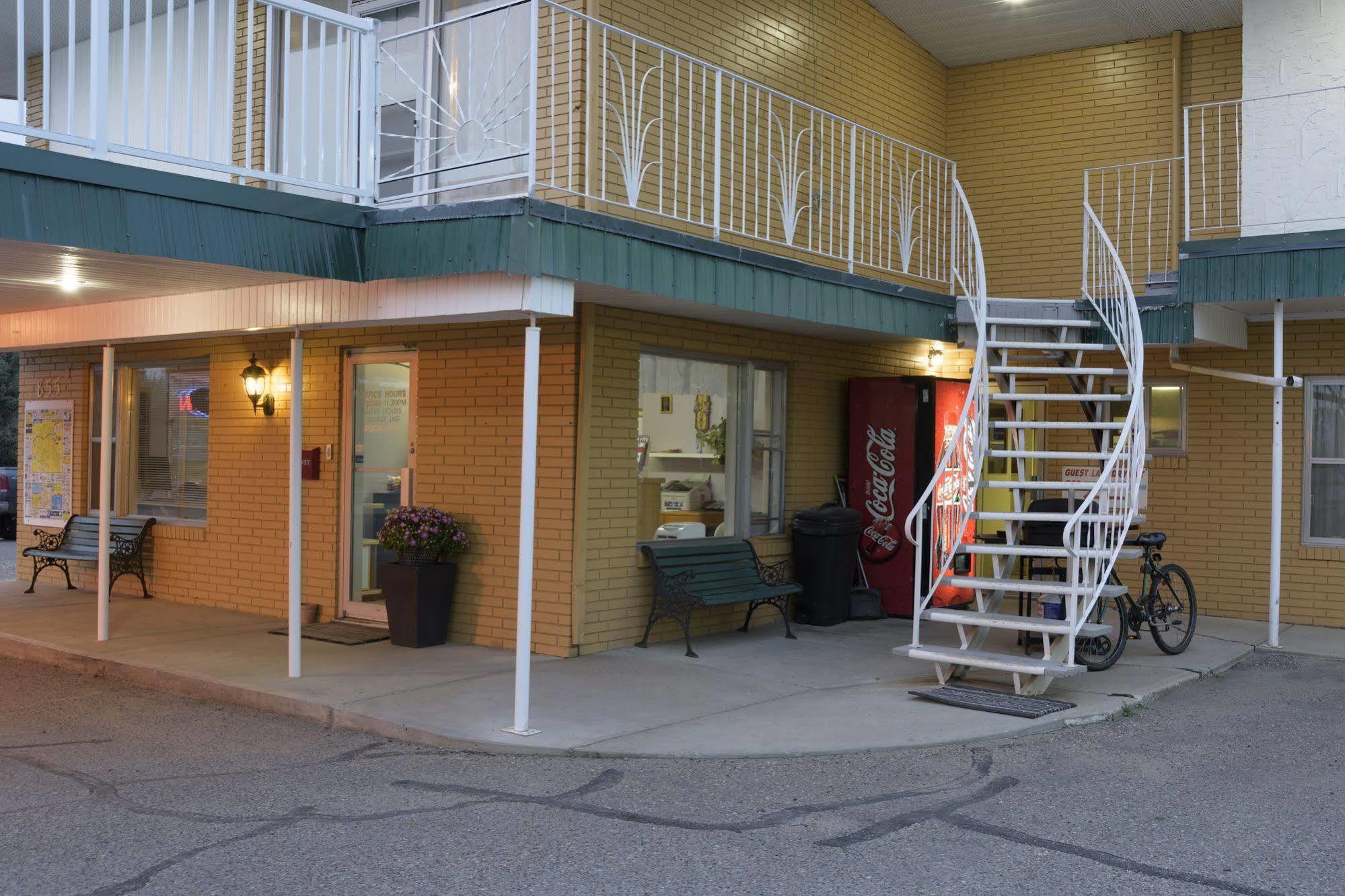 Sun-Dek Motel Medicine Hat Esterno foto