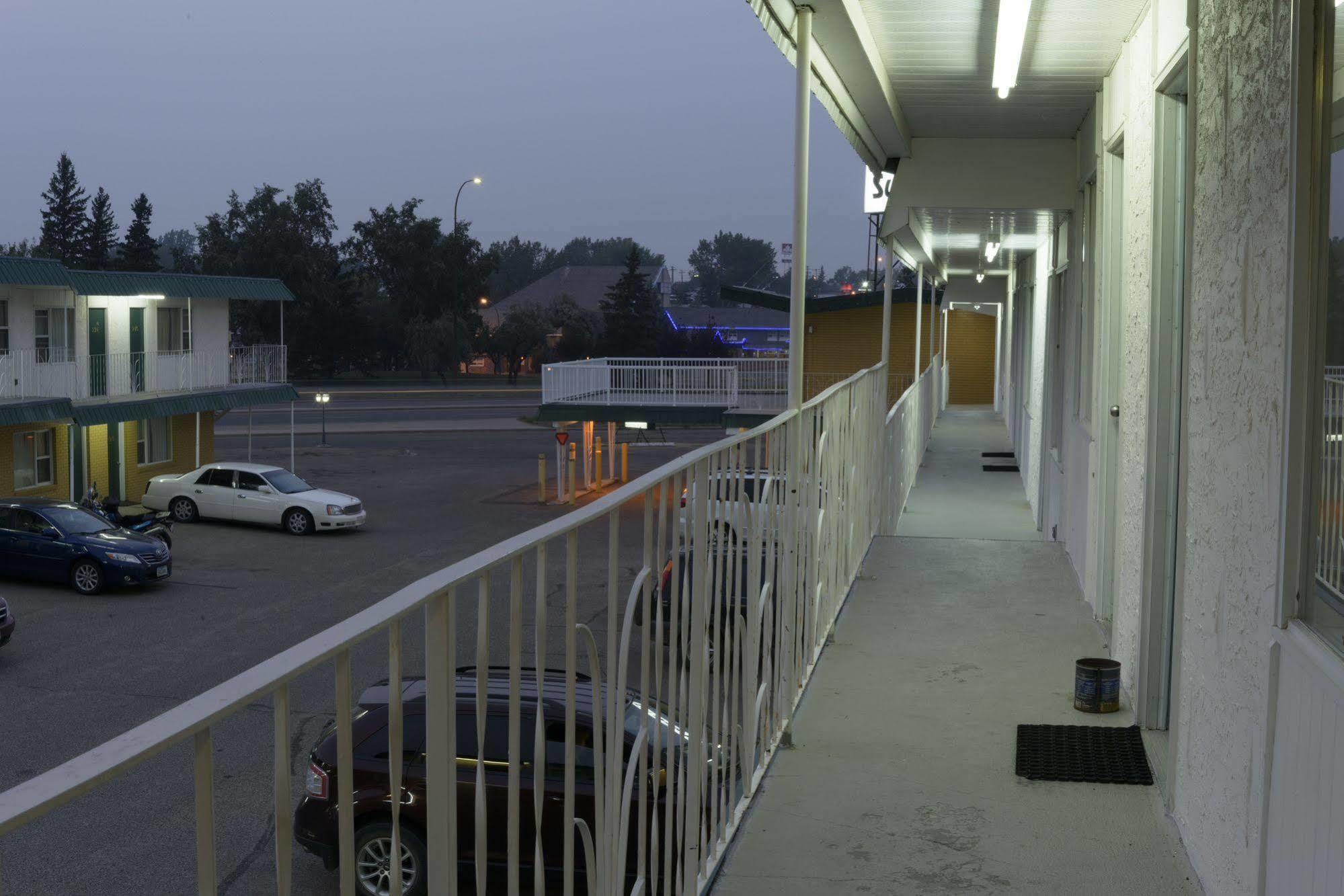 Sun-Dek Motel Medicine Hat Esterno foto