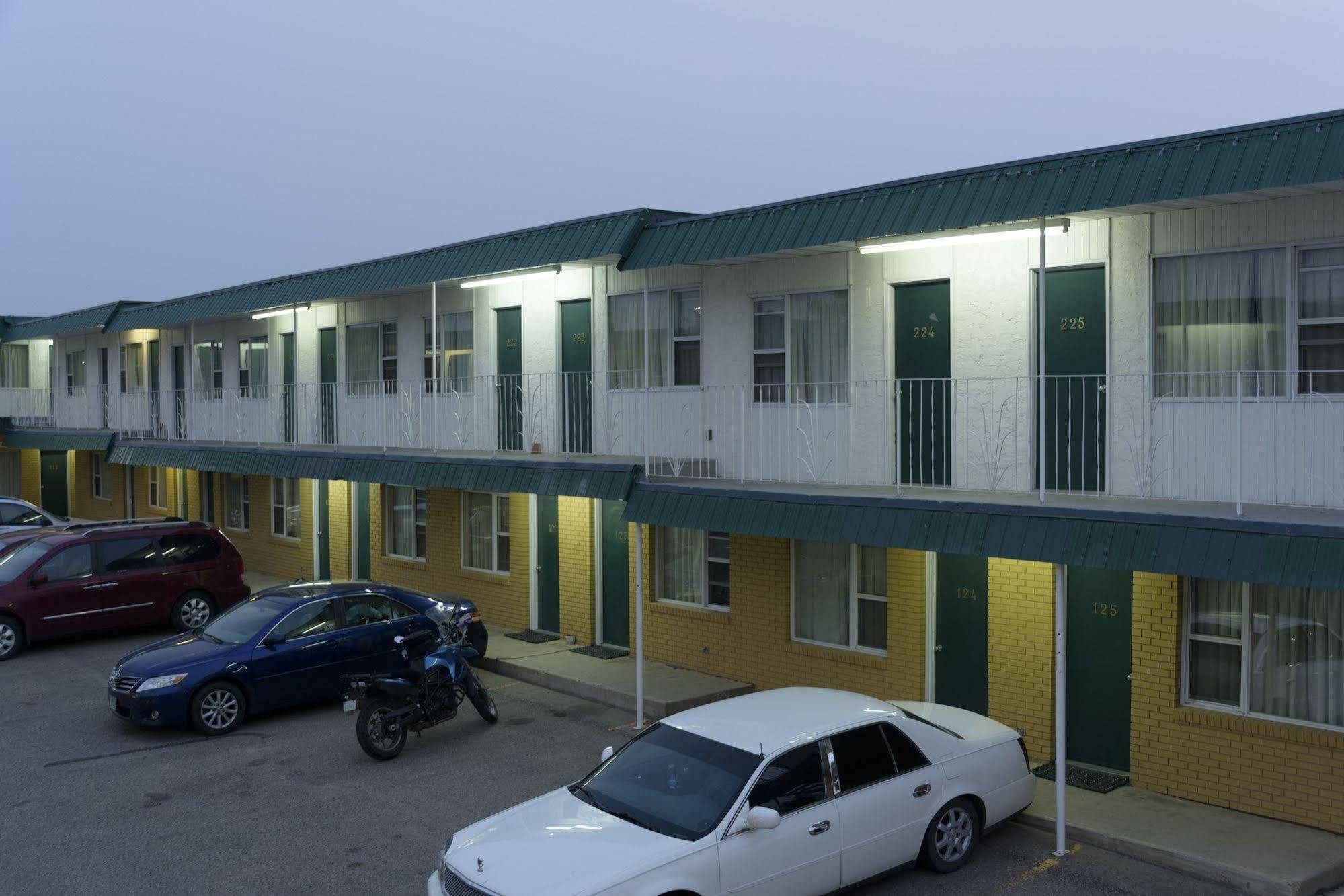Sun-Dek Motel Medicine Hat Esterno foto