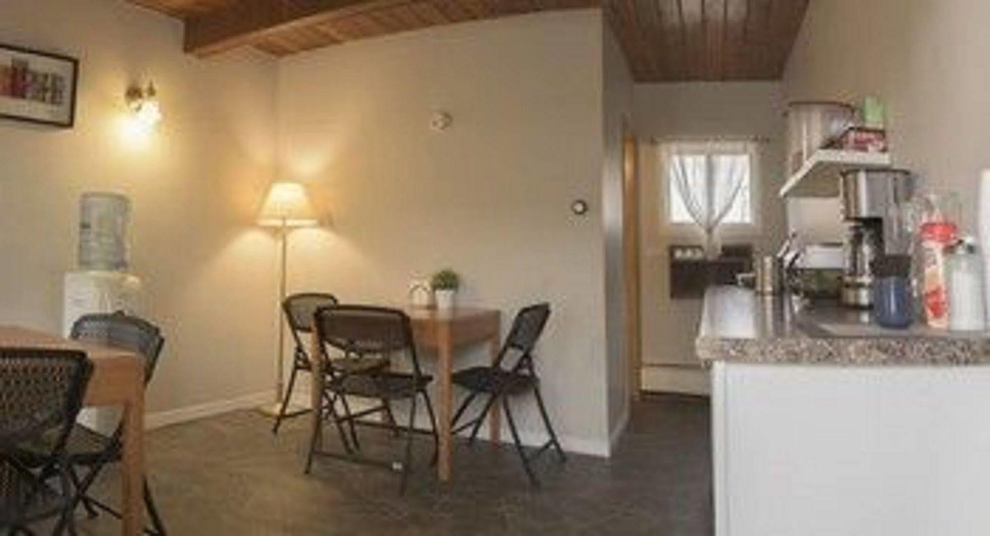 Sun-Dek Motel Medicine Hat Esterno foto