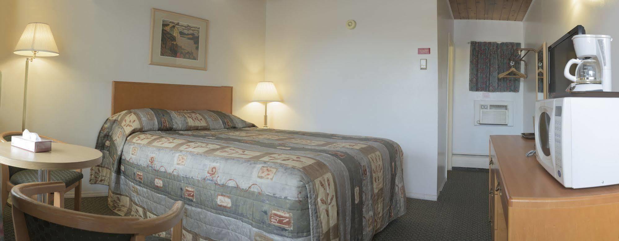 Sun-Dek Motel Medicine Hat Esterno foto
